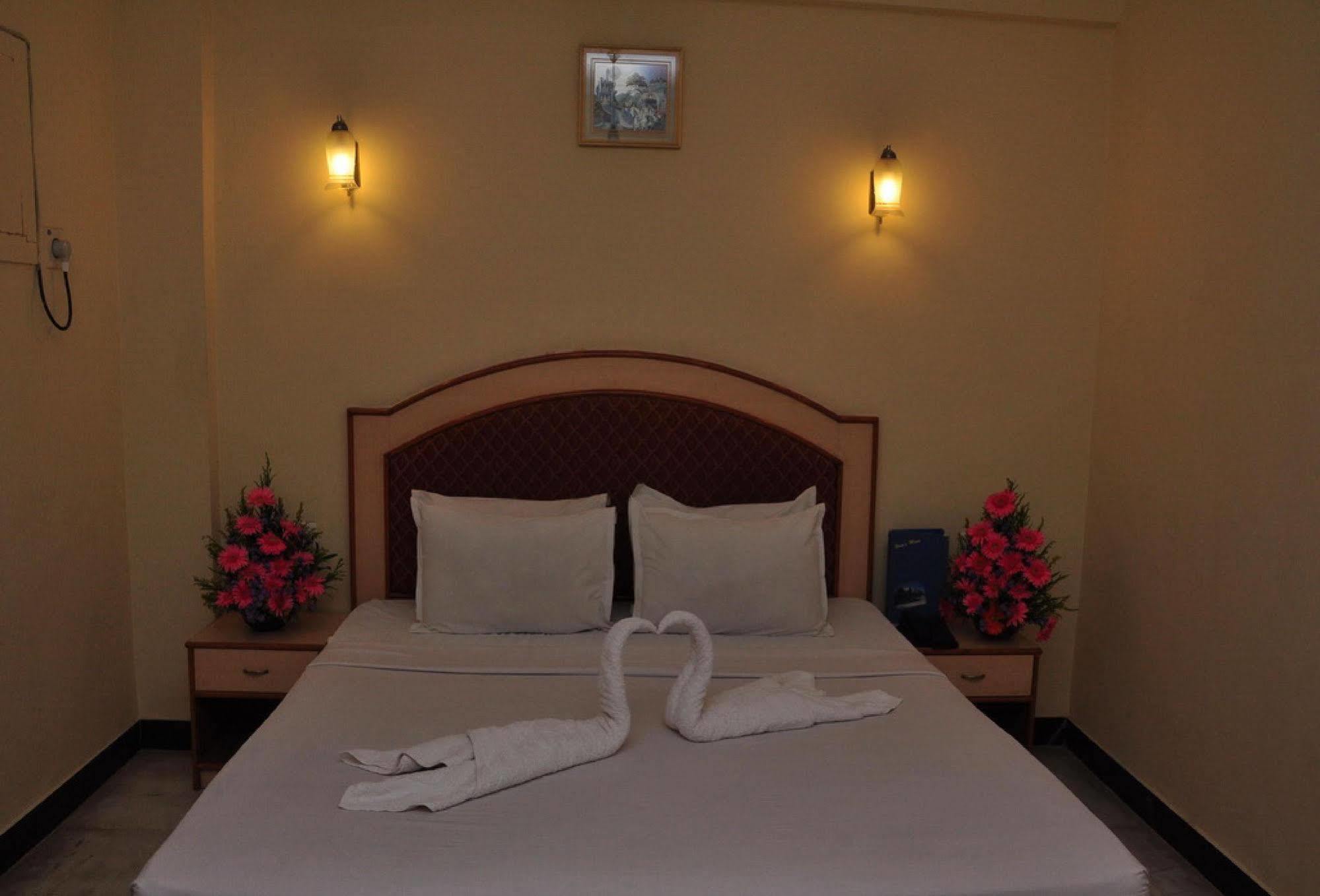 Hotel Mount Heera à Chennai Extérieur photo